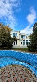 Будинок з басейном на першой лінії моря.