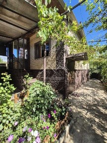 Продаж затишного будинку на березі річки, Юність