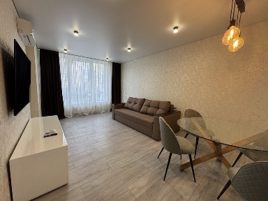 Власник. Світло не вимикають. Трьокімнатна. Третій поверх. Без комісіі