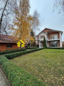 Продам двоповерховий будинок з гаражем і садом у місті