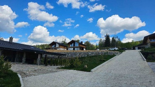 Власний котедж в Карпатах з басейном та ремонтом, 5 сот. ділянка.