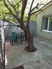 Центр, р-он Монастирської, 2-поверх. квартира з окремим двором.