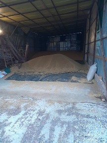 Продам двір з будівлями.