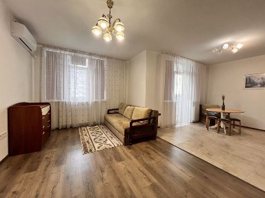 Київ, Дарницький, вулиця Олени Пчілки 7