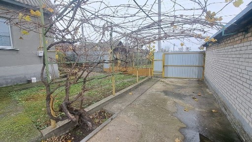 Здам половину будинку з ділянкою