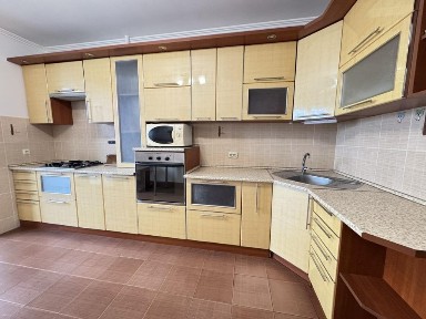 Простора 2 кімнатна квартира по вул. Карпенка