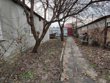 Продам великий будинок у житловому стані.