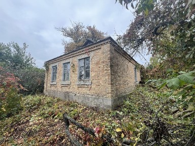 Продам ділянку з будинком поблизу центру міста Узин