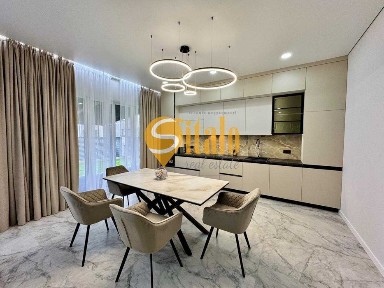 Невеликий будинок в котеджному містечку