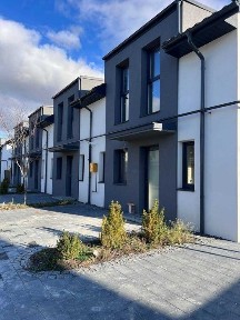 Продаж 2 поверхового таунхауса з ділянкою на 1.6 сотки, 125 кв. м, 4 кімнати, на вул. Місячна • ID 33702765