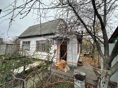 Продається будинок, складається з двох кімнат і кухні.