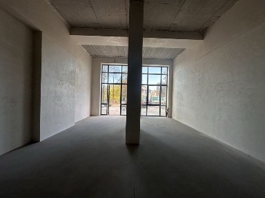 Оренда фасадного комерційного приміщення з сторони фасаду, та двору