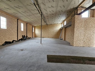 Приміщення виробниче, складське, автогаражі.