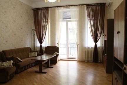 Сдем трехкомнатную квартиру в центре.