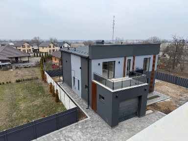 Новий будинок з басейном в закритому комплексі