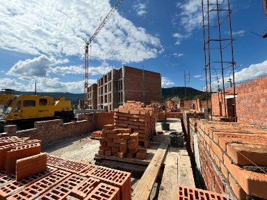 Простора двокімнатна квартира з кухнею-вітальнею