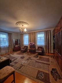 Юрівка, район 25 школи, добротна частина будинку з окр. двором, комуні