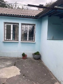 Будинок. Тролейбусна зупинка Геологічна. Загороджений двір. Центр 15хв