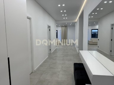 Сучасна новобудова у Виноградові з меблями, технікою та терасою.