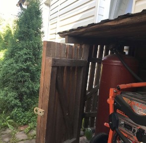 Продаються ДВА Будинки з землею і господарством