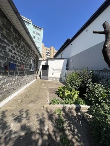 Продається напівособняк в місті в районі вул. Кисилевської.