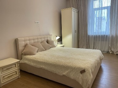 Липки! Вул. Шовковична 13/2. Метро Арсенальне