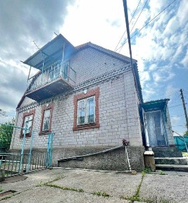 Продається ВИДОВИЙ 2-х поверховий будинок з двома гаражами