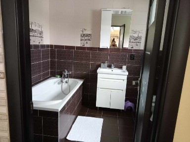 Оренда половини будинку