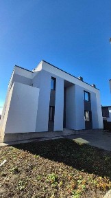 Продаж сучасного будинку в затишній локації.