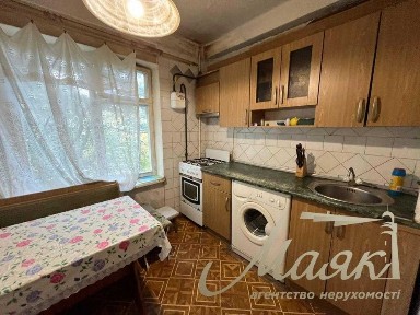 Продам 3-к. кв. 4/9.Героїв 93-ї бр. 44А