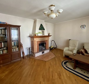 Сдам 3к Новоместенская с ремонтом мебелью и техникой