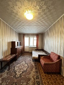 В продажу 1 к к вул. Будівнльників / Колос