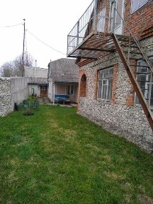 Домогосподарство разом із ковбасним цехом