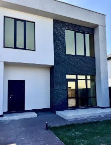 Новый уникальный дом с террасой и гаражом в с. Хотяновка/Межречье