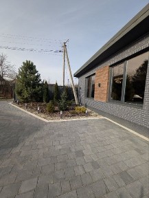 Продам будинок із земельною ділянкою в передмісті