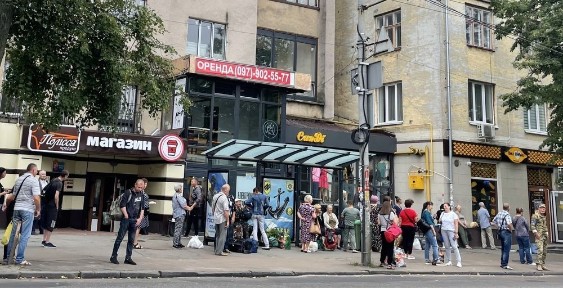 Під шоурум або магазин