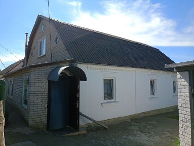 Продається будинок у Фастові, на дві половини поряд з центром.