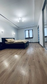 Простора 3-кімнатна квартира біля Залізничного вокзалу