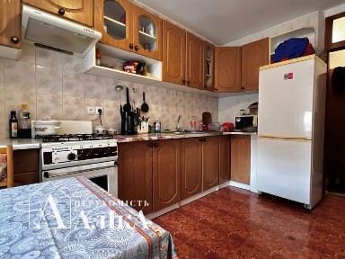 Продам простору 3-кімнатну квартиру поруч з центром