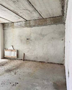 Продається простора 2-кімнатна квартира в центрі Росвигова!