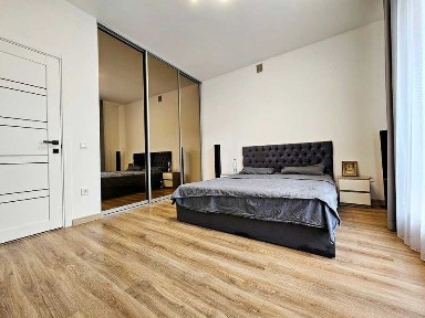 Продається простора двокімнатна квартира в будинку клубного типу.