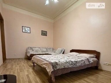 1-кімнатна квартира на майдані Незалежності, світло завжди є.