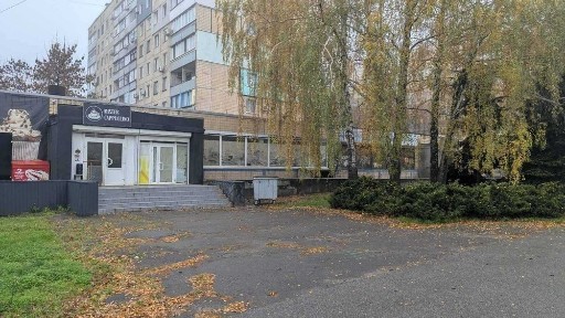 Продам приміщення на фасаді вул. Чарівній 22 з вітринними вікнами