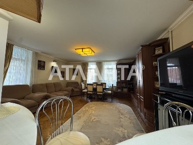 Трьохповерховий будинок для комерції, зручна локація