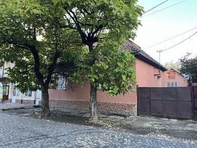 Продам будинок 97 м2 приват ділянка 3 сотки Центр Берегово