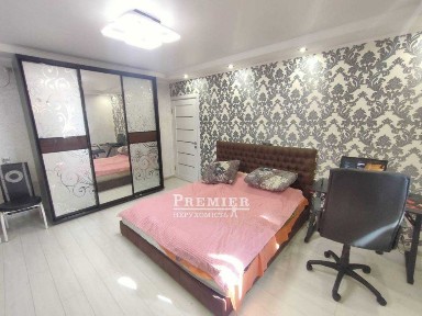 У продажу трикімнатна квартира поруч з Кримським Бульваром