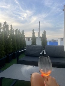 Квартира з терасою та каміном.