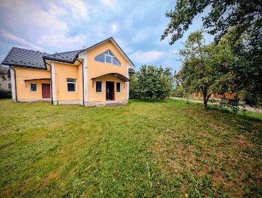 Продаж будинку на вул. Вербова