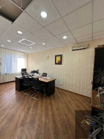 Трьохповерхова офісна будівля в р-ні Кварцу