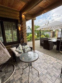 Будинок на березі озера